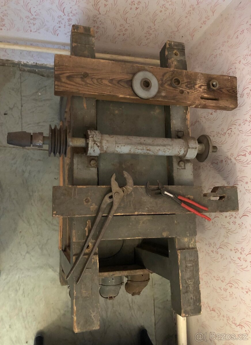 Cirkulárka s dlabačkou a stojan dlabačky. - 7