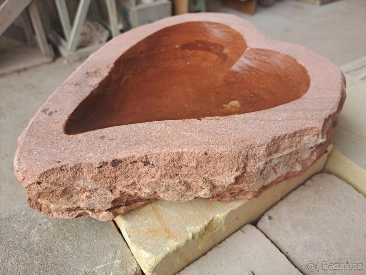 Pítka ve tvaru srdce z červeného pískovce - 7