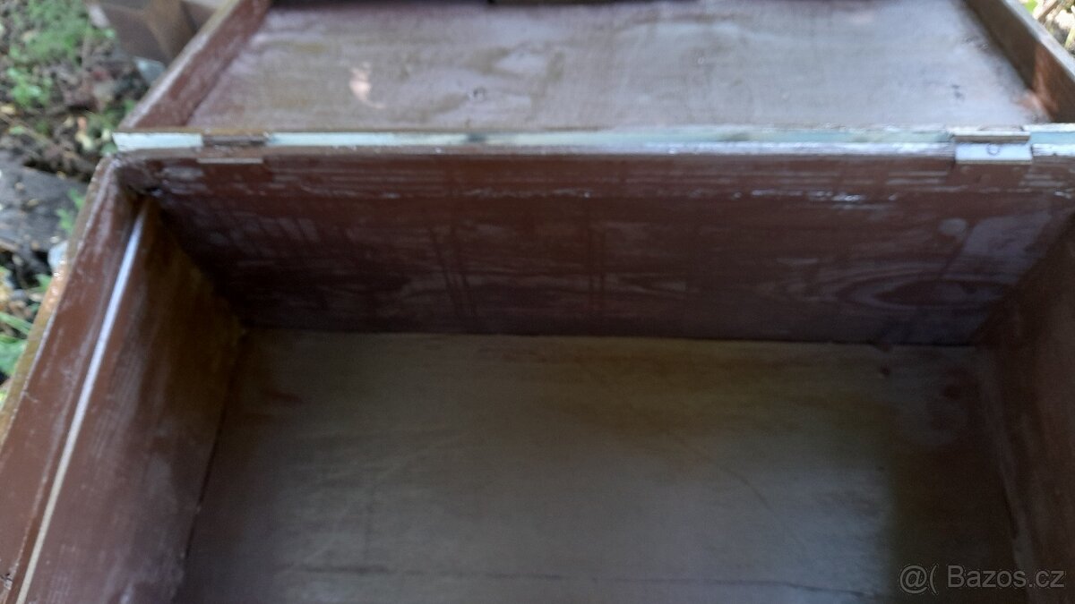 Stará dřevěná truhla s květy - 7