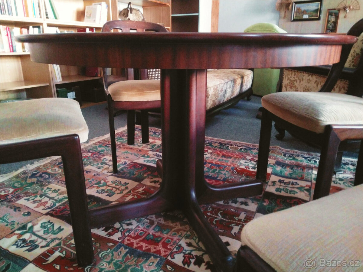Stůl se 4 židlemi - 7