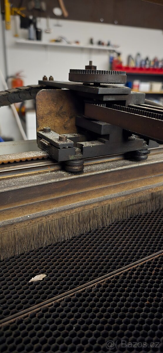 Laserová gravírka Dräger, Synrad, otočný stůl. - 7