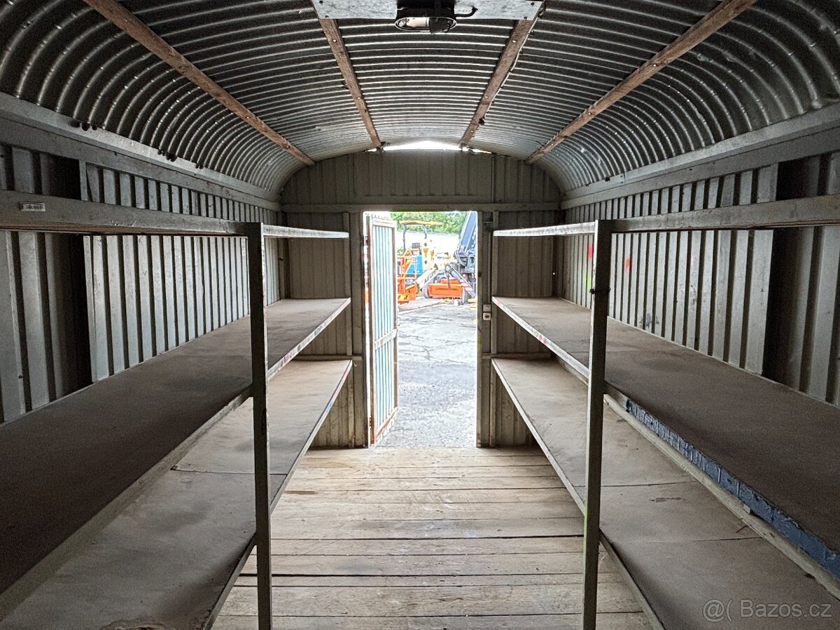 Stavební bouda s el. a regály / 5m délky - 7