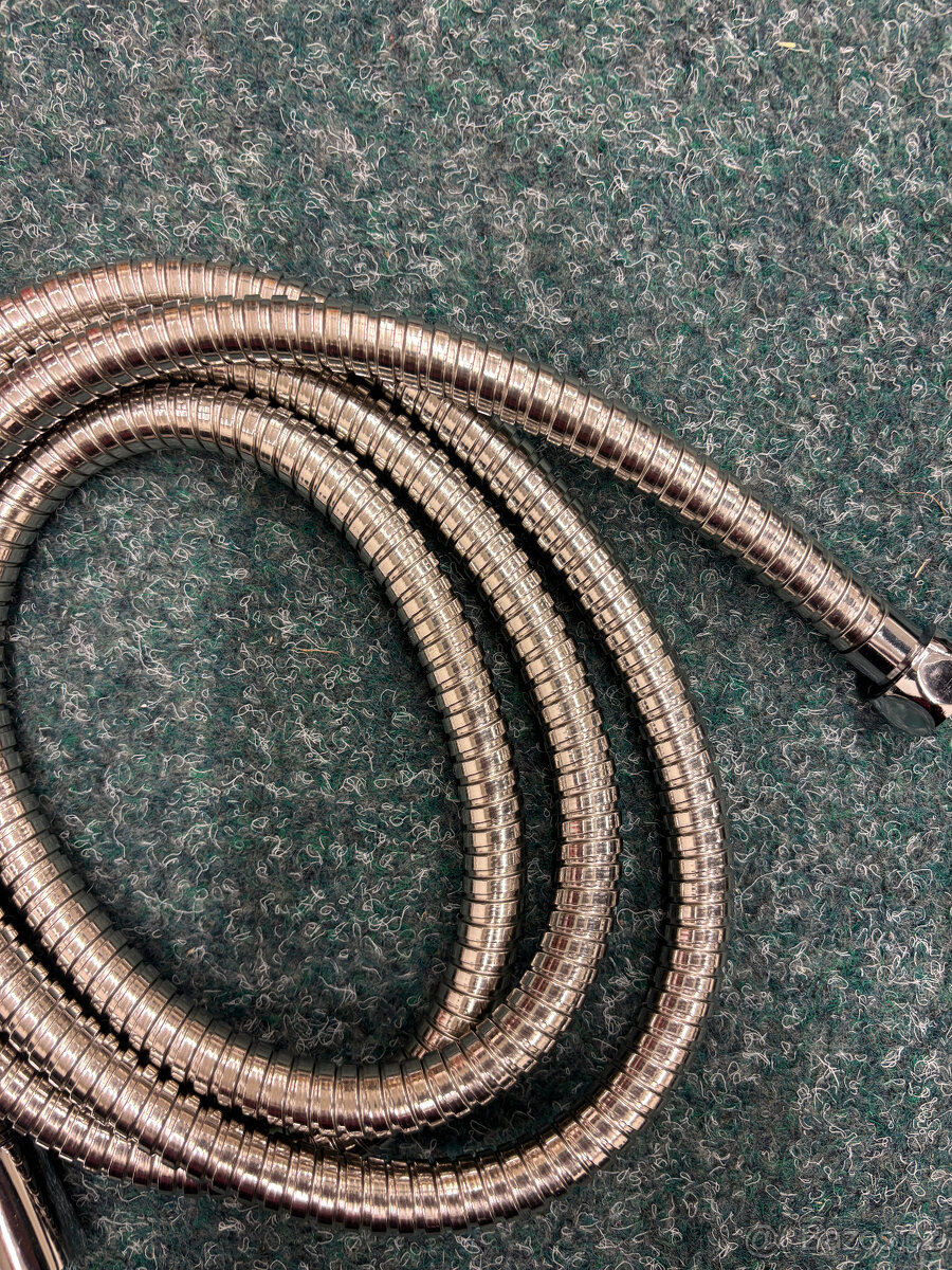 Nepoužitý set ruční sprchy – hlavice, hadice, redukce - 7