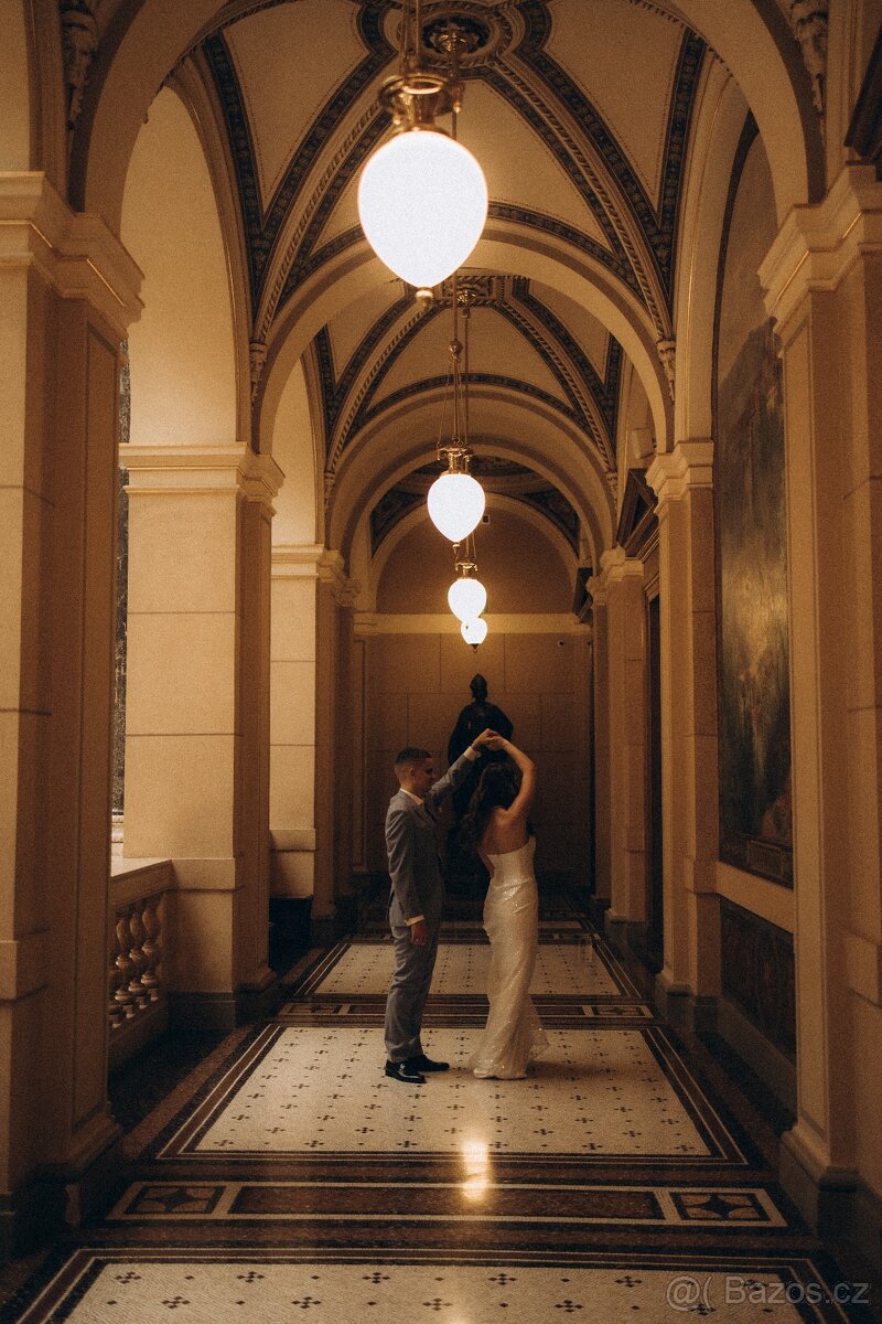 Svatební šaty, elegantní, třpytivé, s výstřihem do V, střih - 7