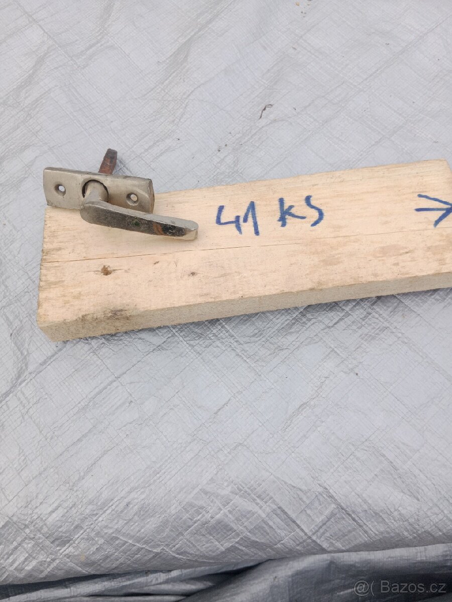 Staré okenní kličky a dorazy - 7