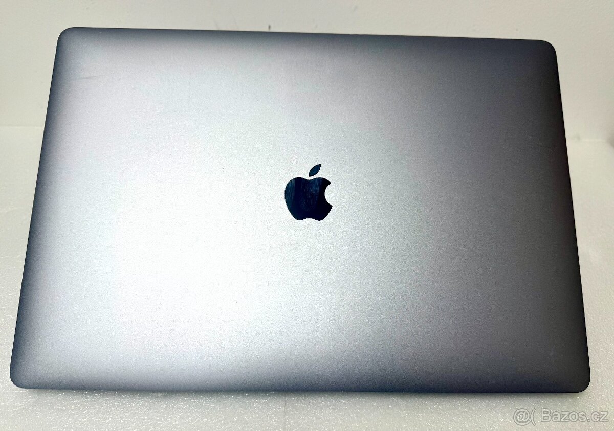 Macbook Pro 15" / mid 2018 / i7 / 16GB / 256GB + dock - 7
