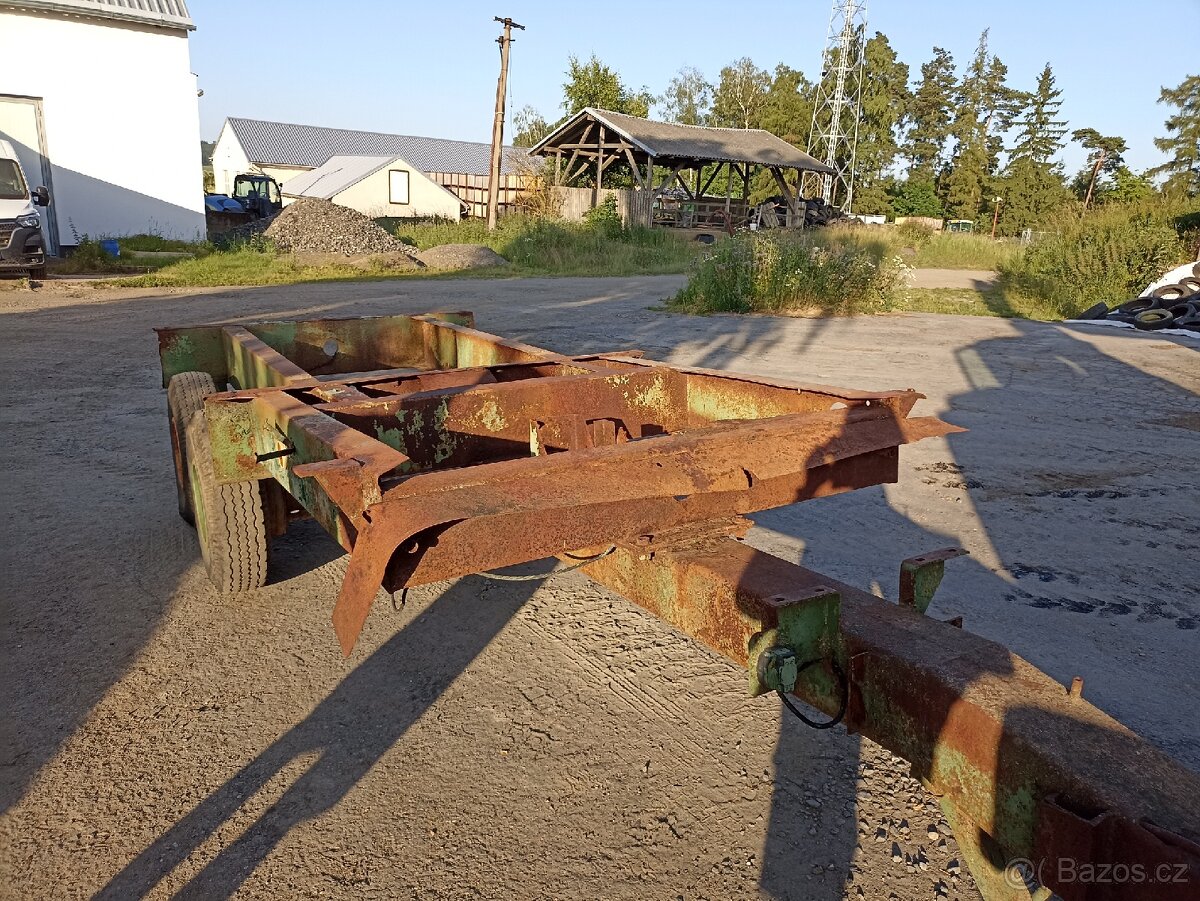 Podvozek s tandemovou nápravou z rozmetacího vozu. - 7