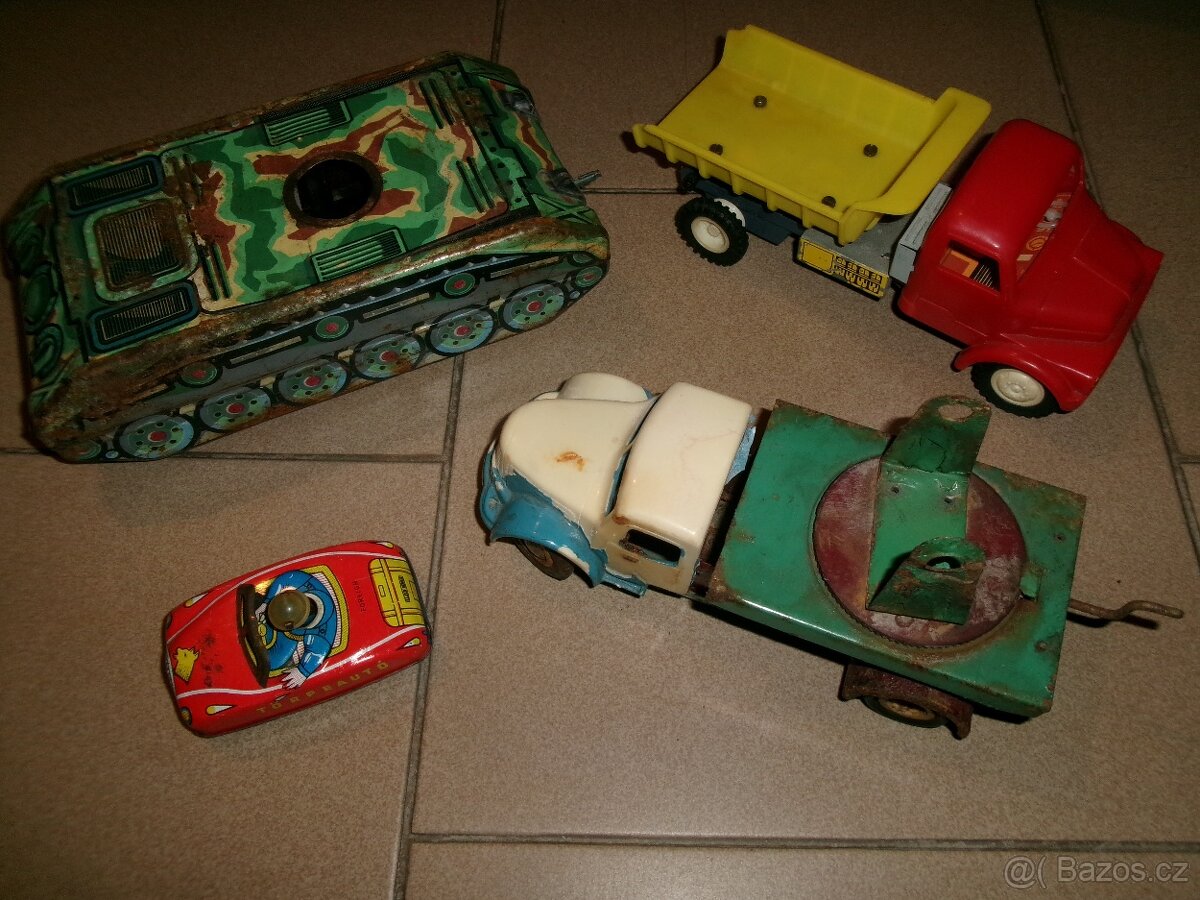 Prodám různé plechové a dřevěné hračky. Dřevěný červený trak - 7