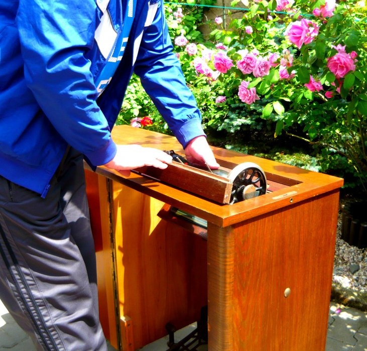 Starožitný cca 100 let starý skříňový šicí stroj - 7