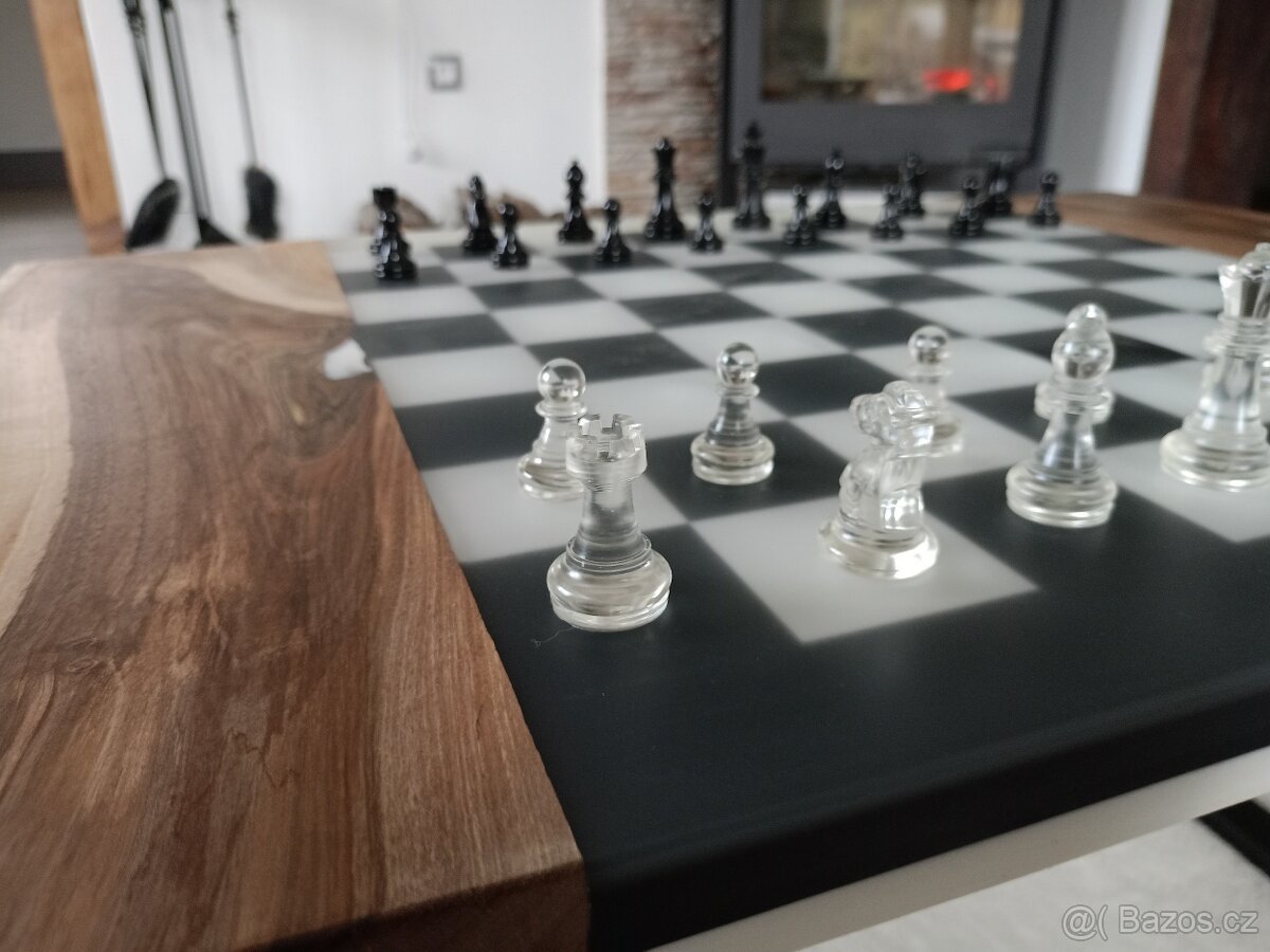 Šachový epoxidový stolek z ořechu + figurky - 7