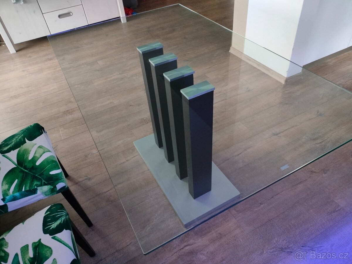 Skleněný jídelní stůl - 7