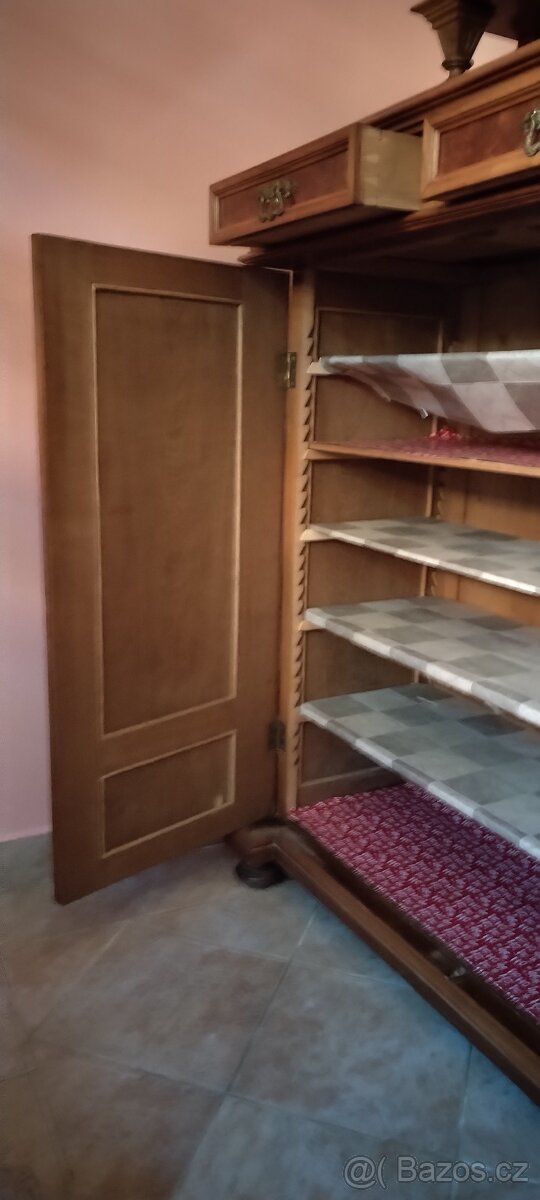 Krásná starožitná skříňka Vertigo - 7
