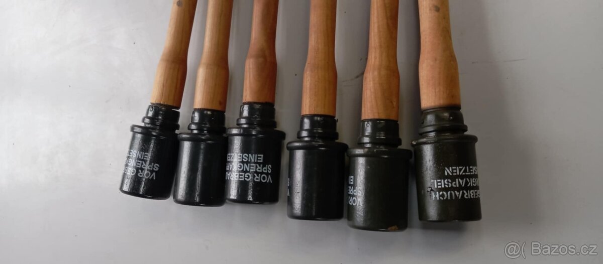 Replika - dřevěné granaáty. - 7