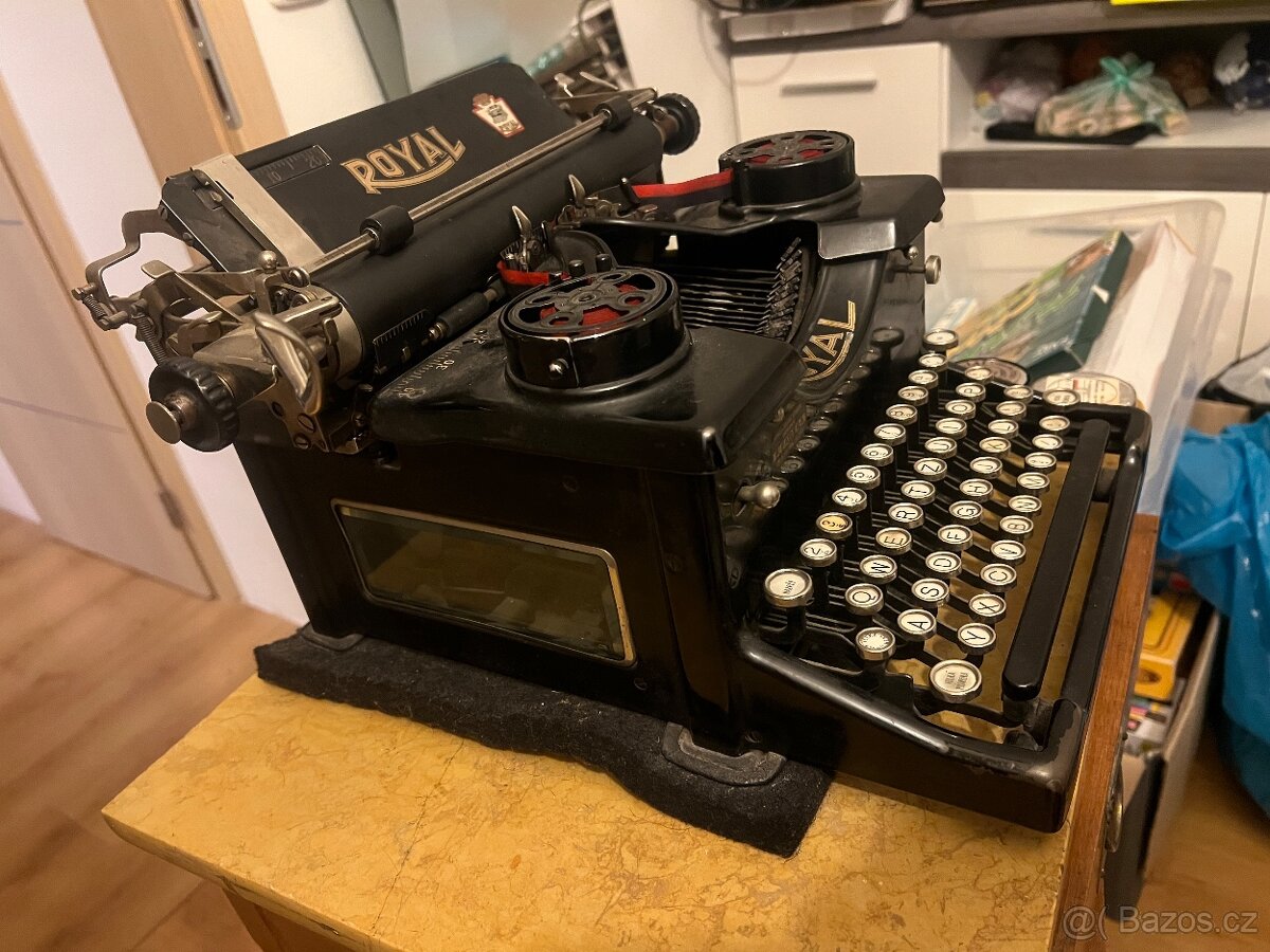 Skříňka pod psací stroj a psací stroj - 7