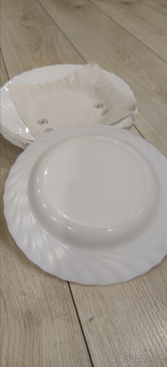 Sada bílých talířů - 7