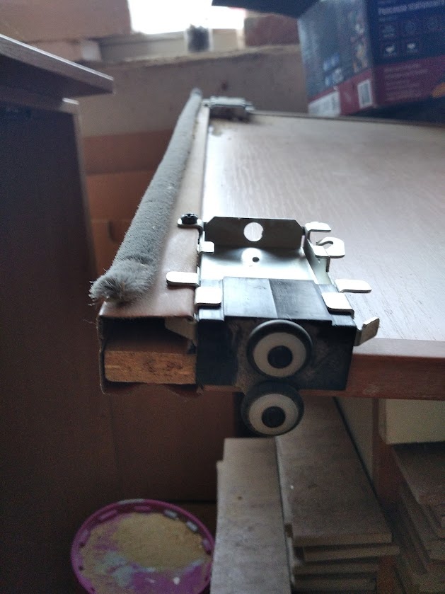 Pojezdy na skříňové dveře - 7