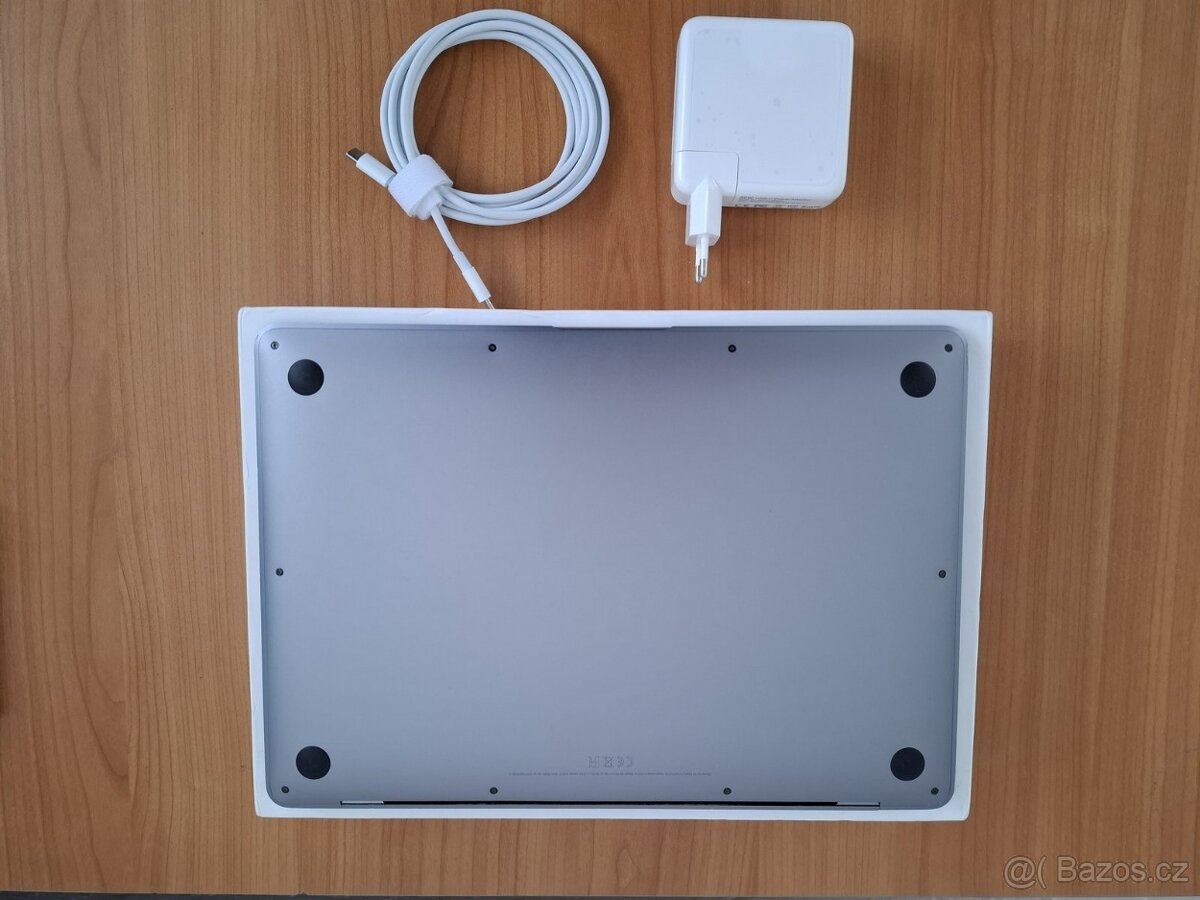 Macbook Air 13 palců M1 chip 8 GB RAM 256 SSD 250 cyklu - 7