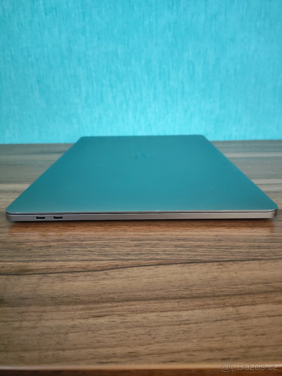 MacBook Pro 2017 15 | i7 • 16GB • 256GB SSD - 7