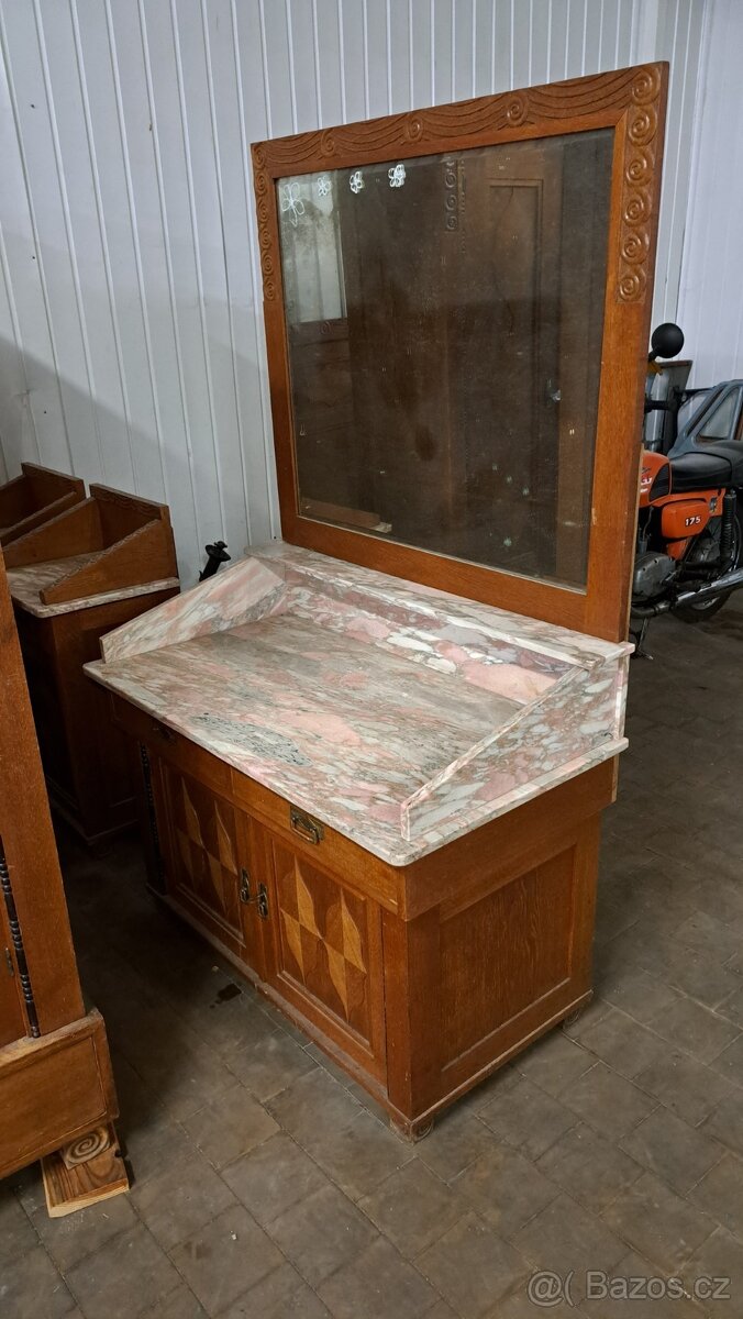 Historický dubový nábytek s rudým mramorem - 7