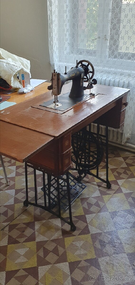 Šlapací šicí stroj Lada - 7