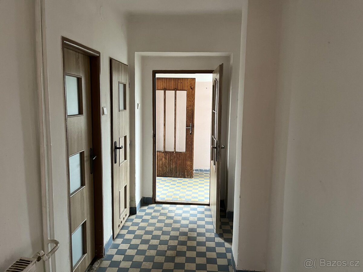 Prodej RD dvě bytové jednotky 3+1 s garáží a sklepem v Potšt - 7