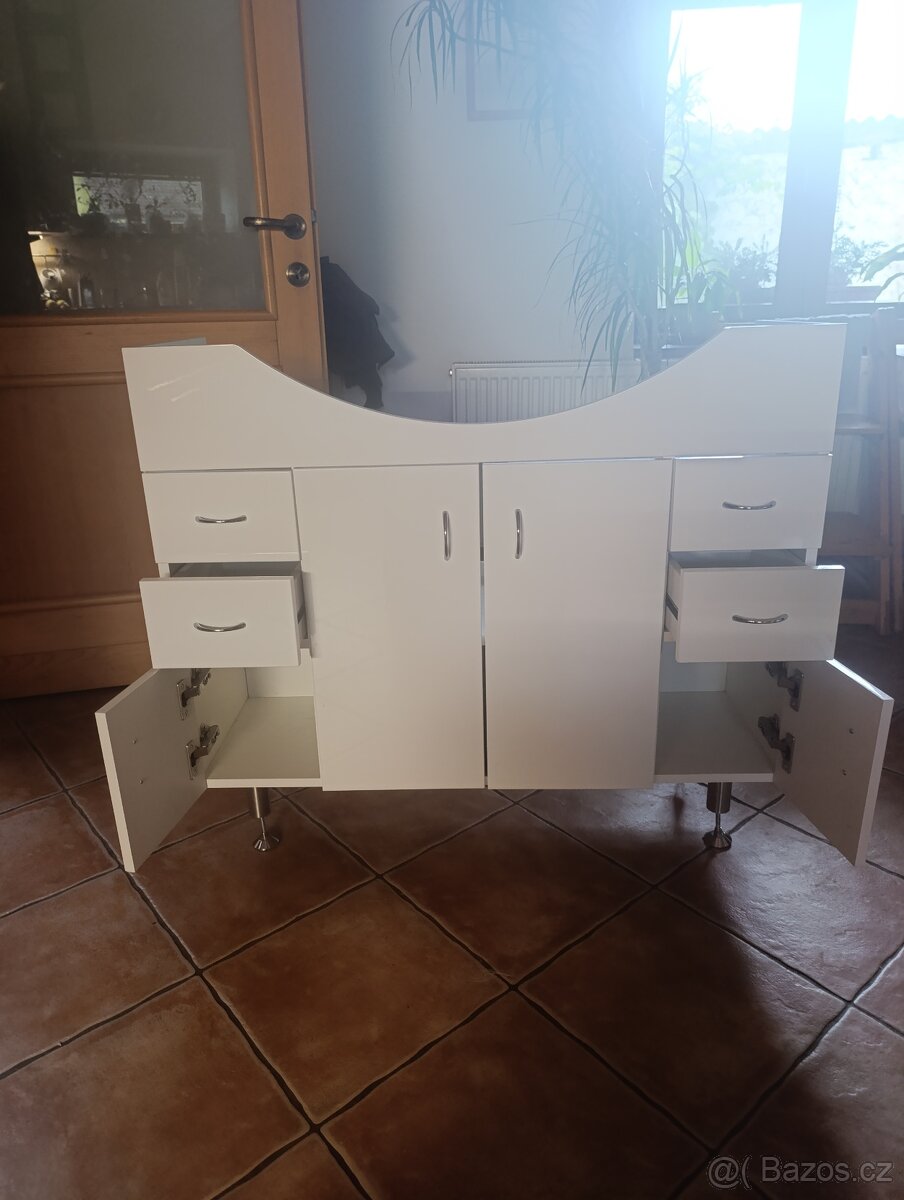 Koupelnová skříňka s umyvadlem - 7