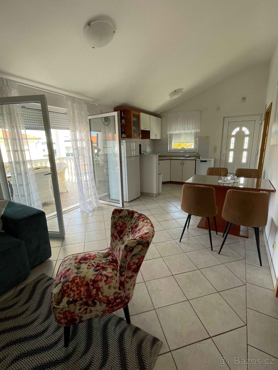 CHORVATSKO, apartmán, ubytovanie pri pláži s pieskom v mori - 7