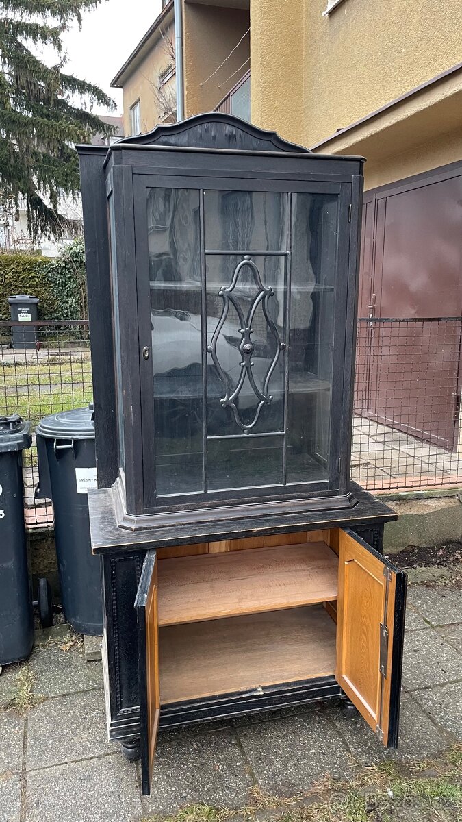 Skleněná vitrína z masívu - 7