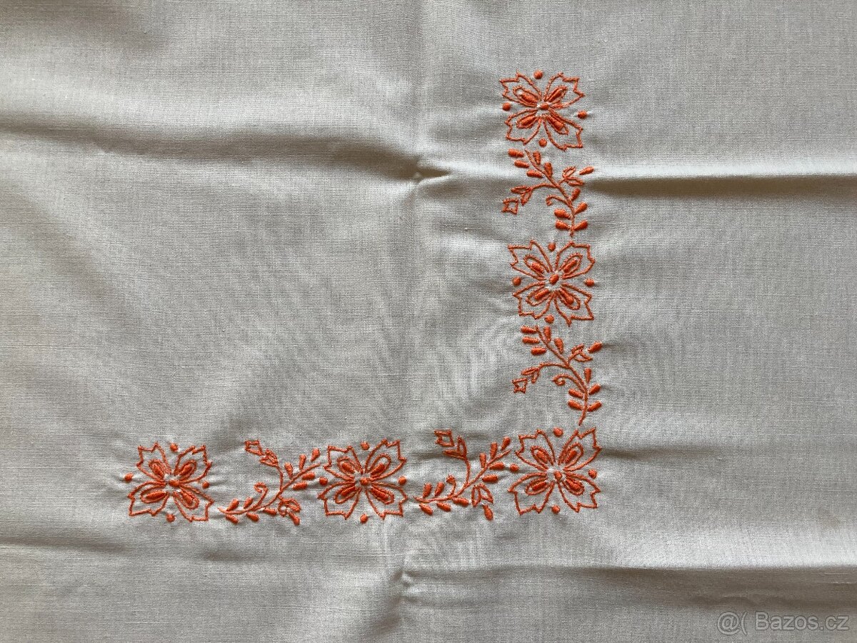 Vyšívané dečky a ubrusy - 7