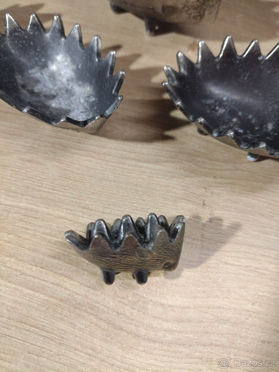 Retro ježek – sada kovových popelníků - 7