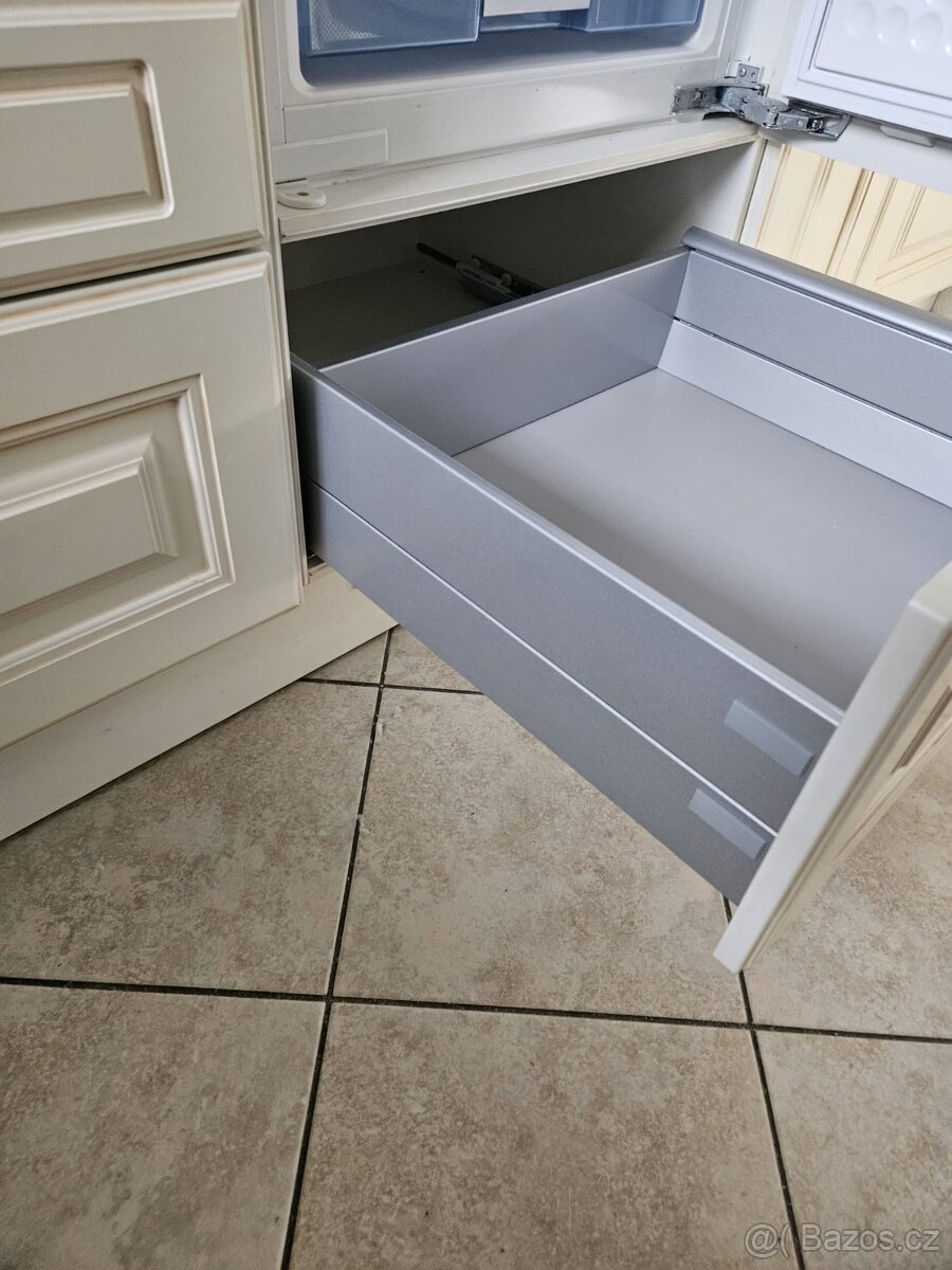 Moderní kuchyňská linka se spotřebiči - 7