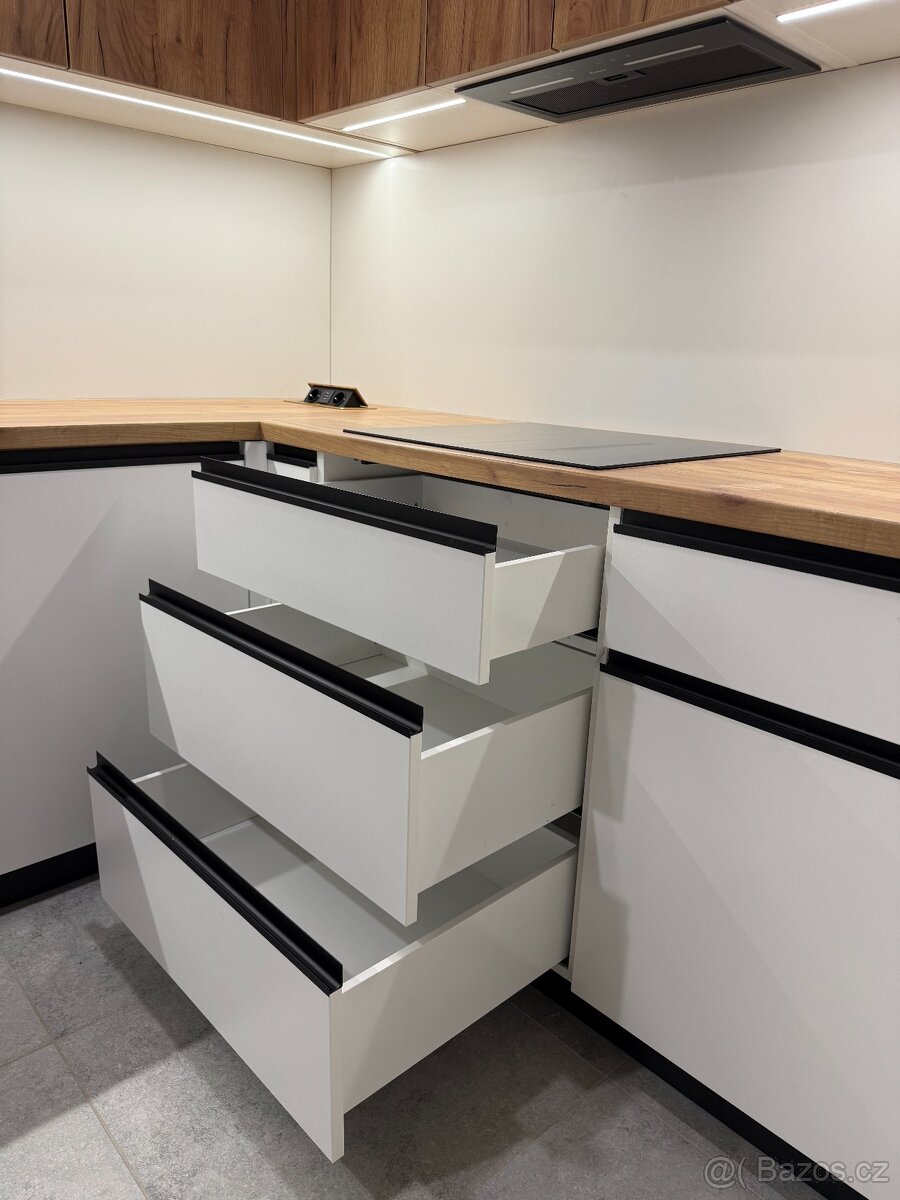 Kuchyně na míru – bílá + dřevo | Vestavěné spotřebiče - 7