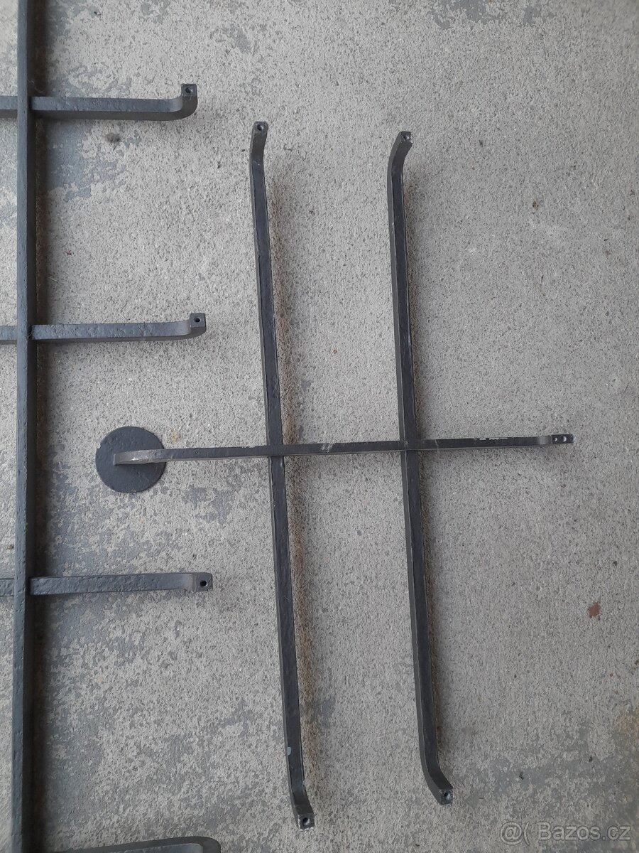 Funkcionalistická mříž na vstupní dveře a na malé okno - 7