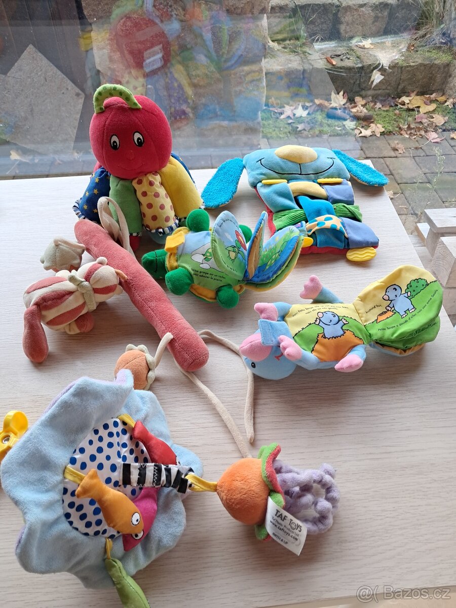 Sada hraček a dalších věcí pro miminka - 7