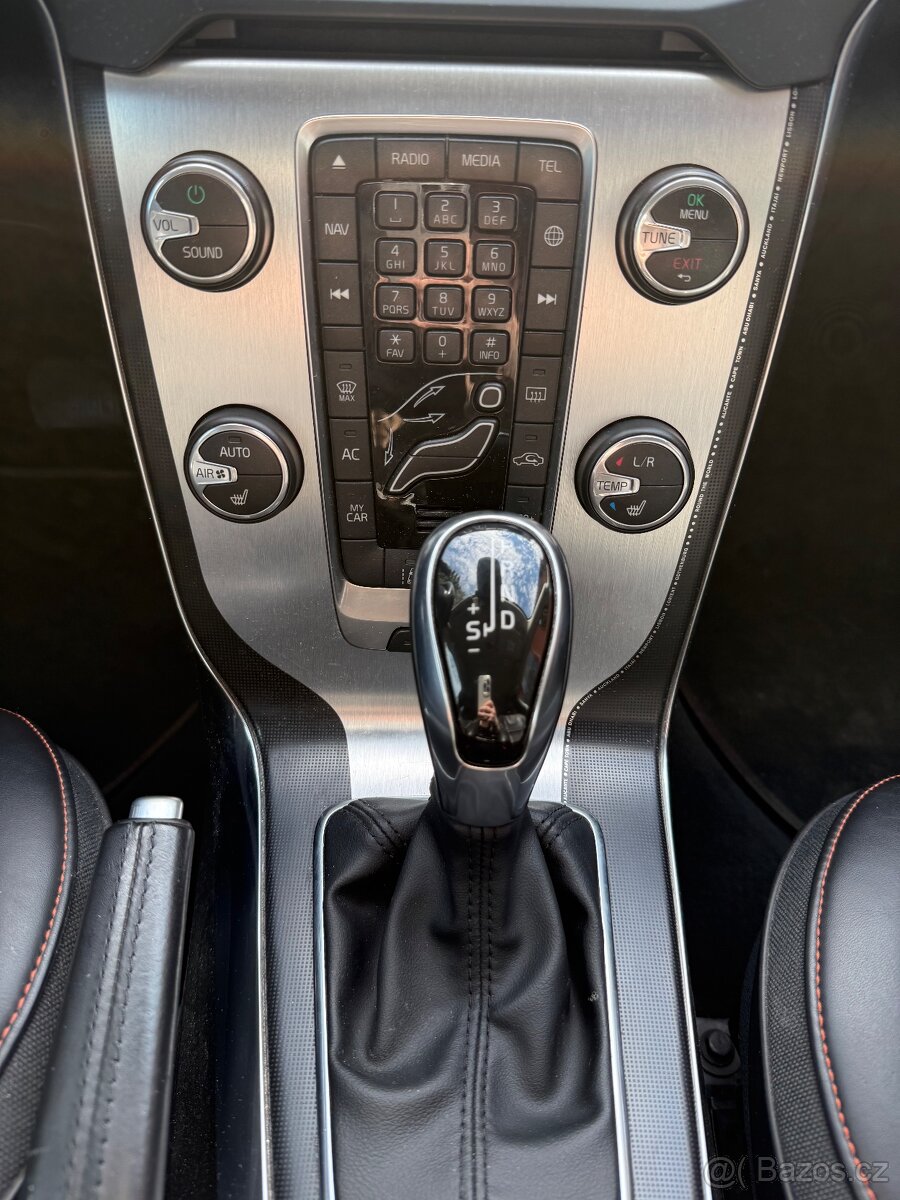 Volvo V40 Cross Country D4 140kw DPH Plna vybava - 7