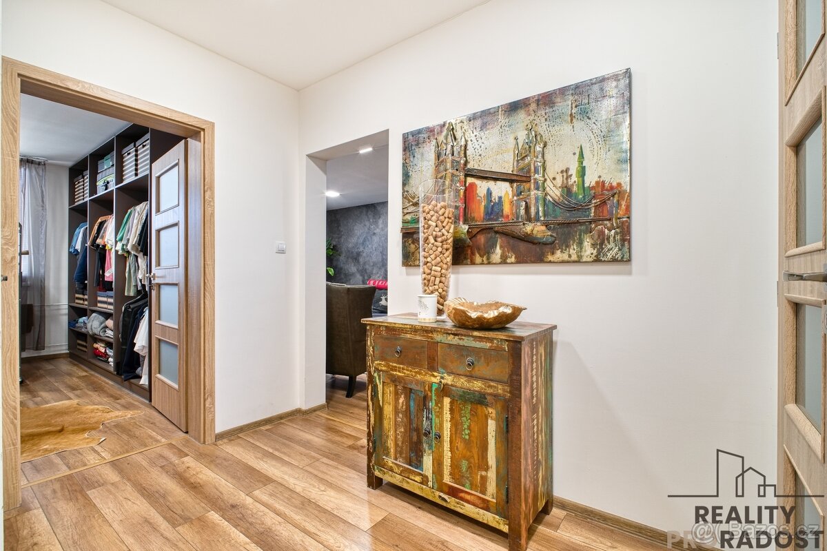 Prodej stylového bytu 3+1 se zasklenou lodžií na ul Horymíro - 7