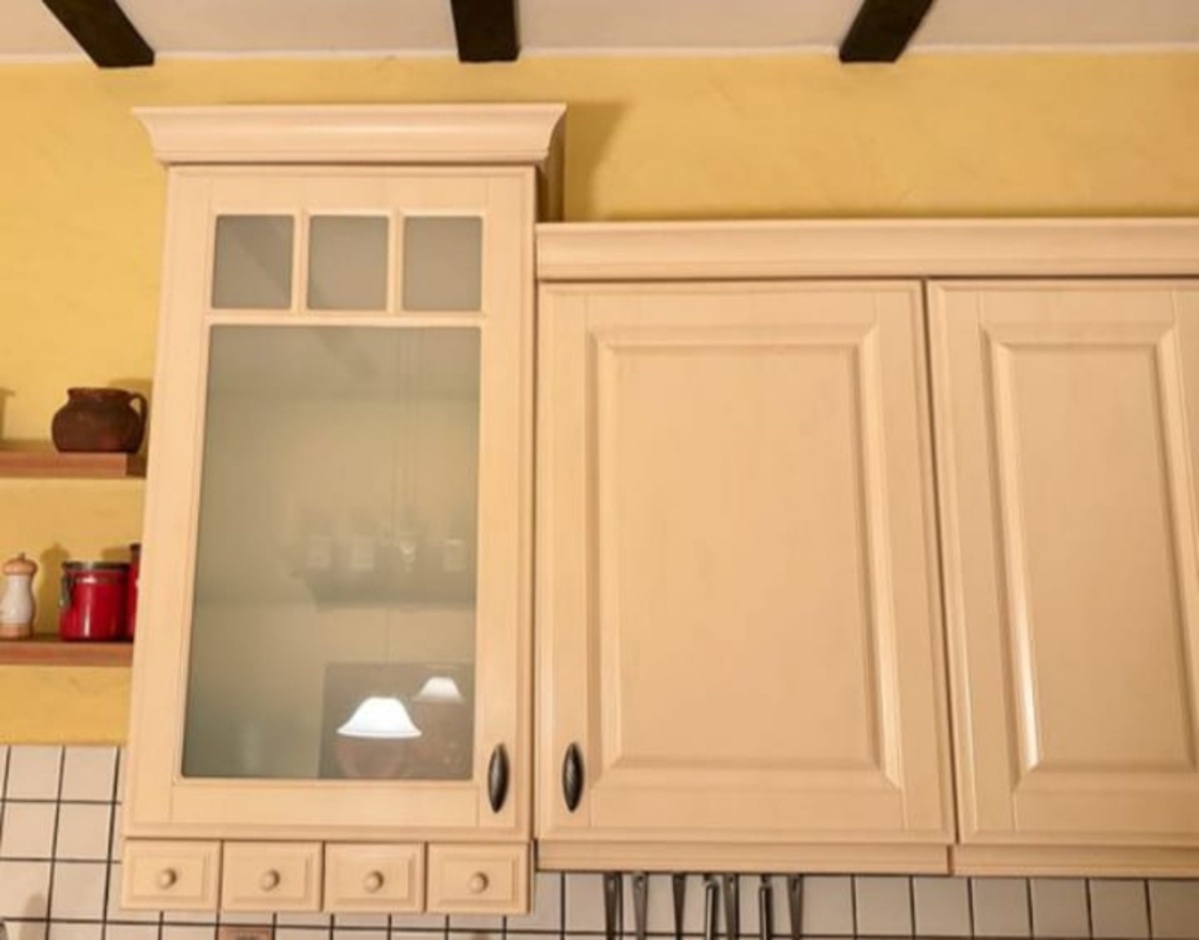 Krémová venkovská kuchyně s vestavěnými spotřebiči,5654 - 7