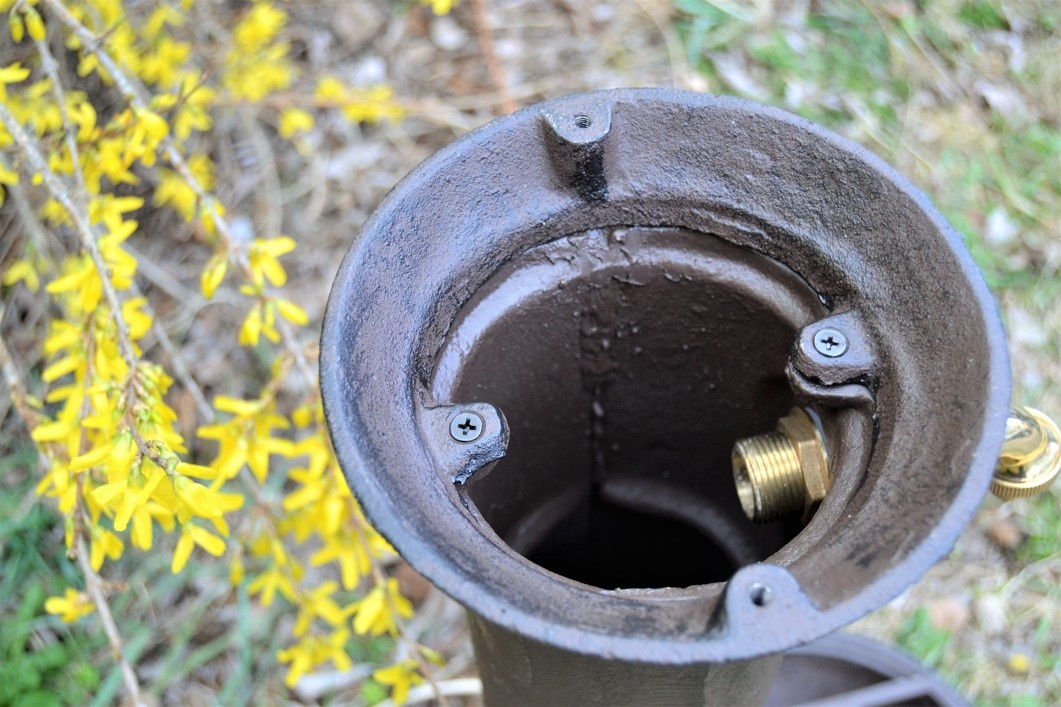 Vodovodní sloupek - kašna - litinová výlevka - hnědá - 7