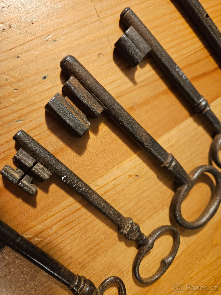 Pět velkých starých kostelních / zámeckých klíčů - 7