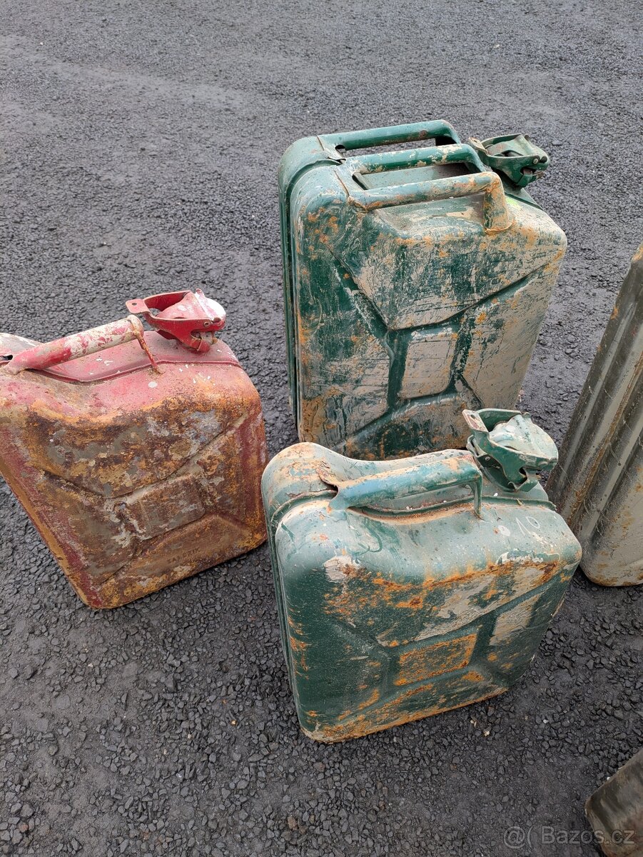 Soubor 11 kusů kanystrů - 7