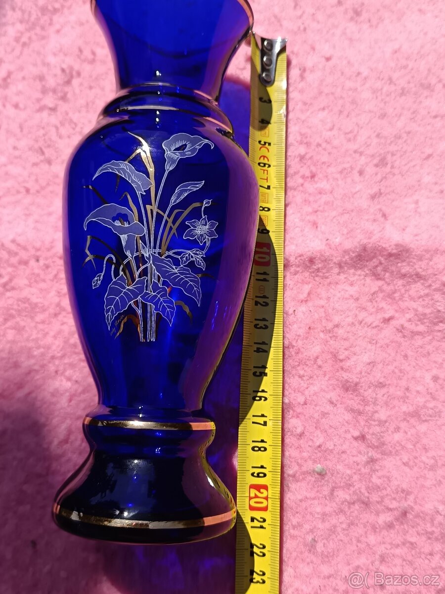 Modrá skleněná váza s květinami - 7