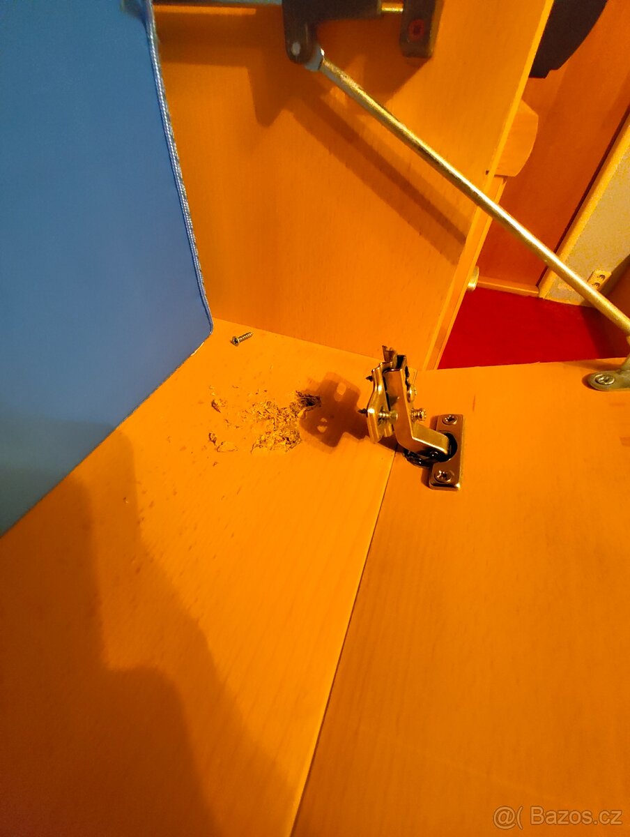 Nábytek z pokoje - 7