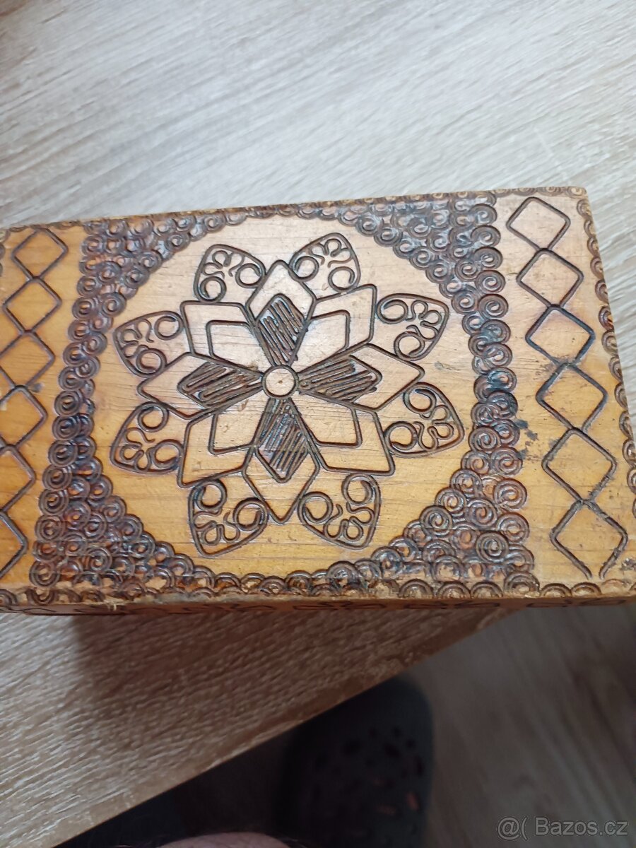 Prodám velkou sbírku bižuterie v několika barevných krabčká - 7