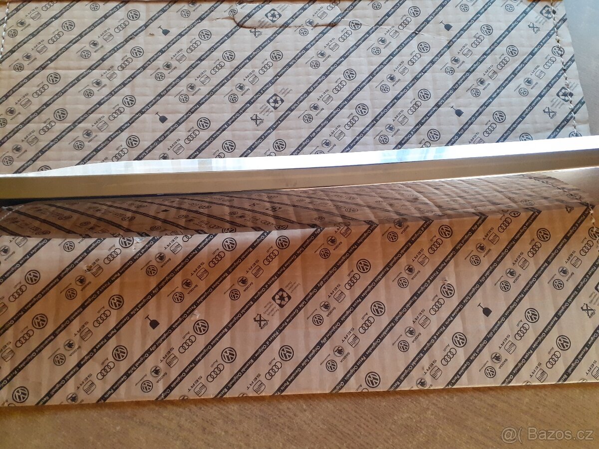 Levá zadní lišta Peugeot 2008 kód 9806404877 - 7