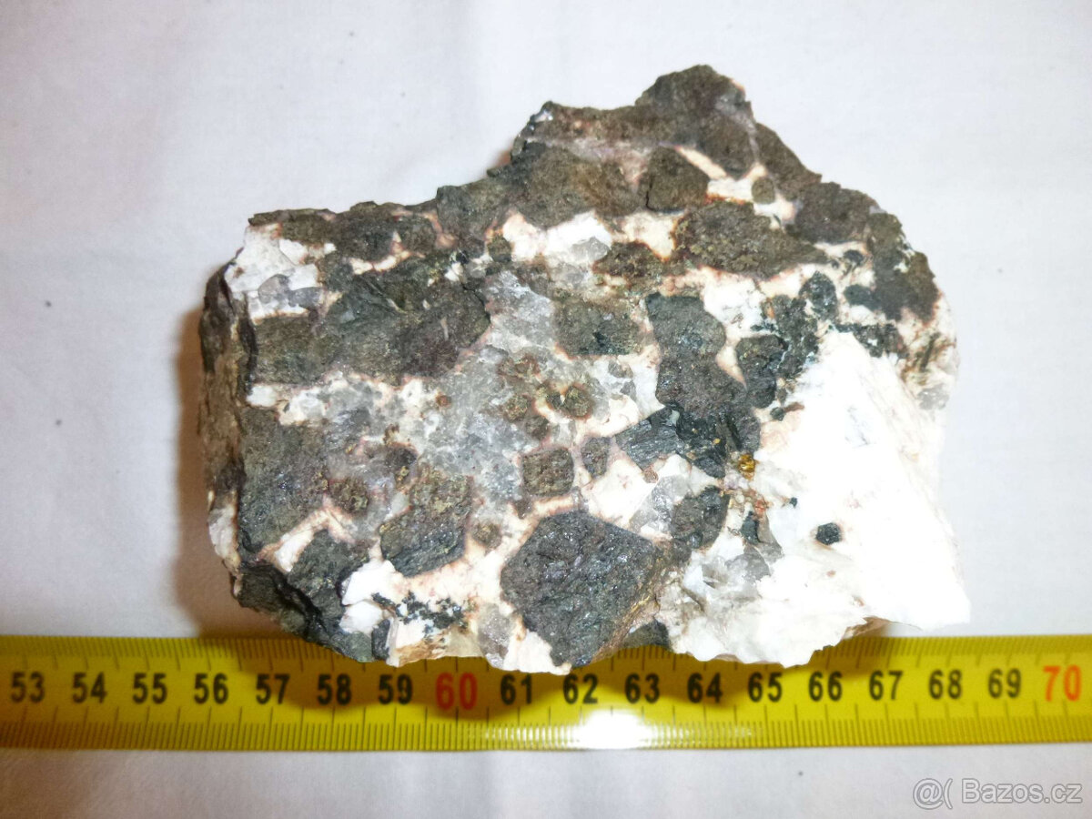 Minerál, nerost - hastingsit 4 - 7