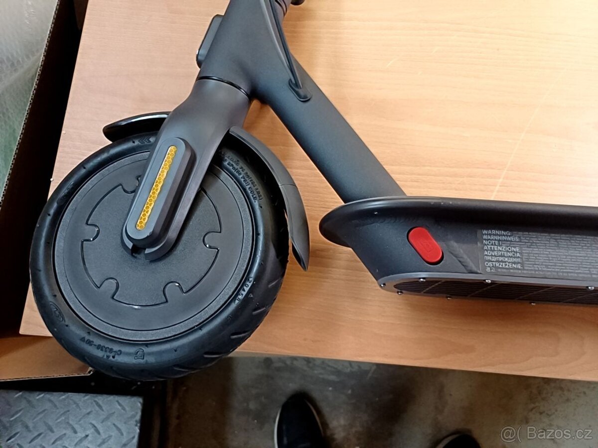 Elektrická koloběžka Xiaomi Mi Electric Scooter Essential - 7