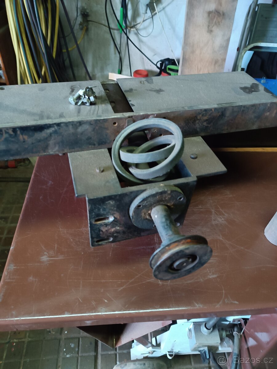 Cirkulárka s výklopným košem a hoblovkou. - 7