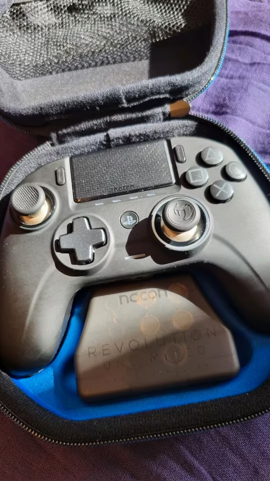 PLAYSTATION 4 + 28 HER - 7