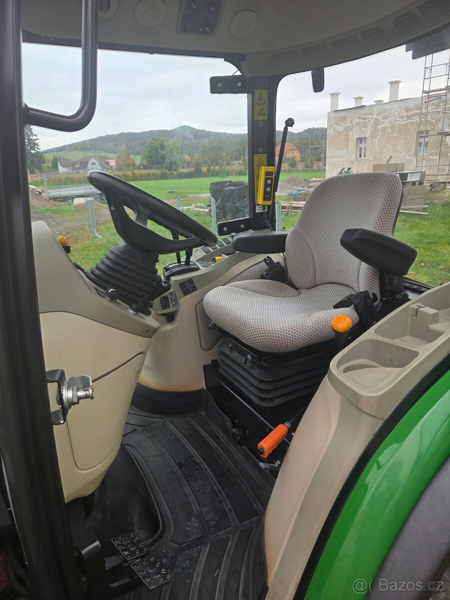 Traktor John Deere 3045R. - 7