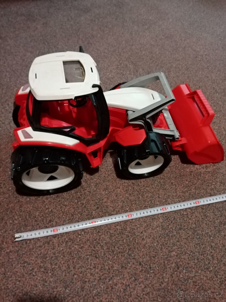 Traktor s nakladačem. - 7